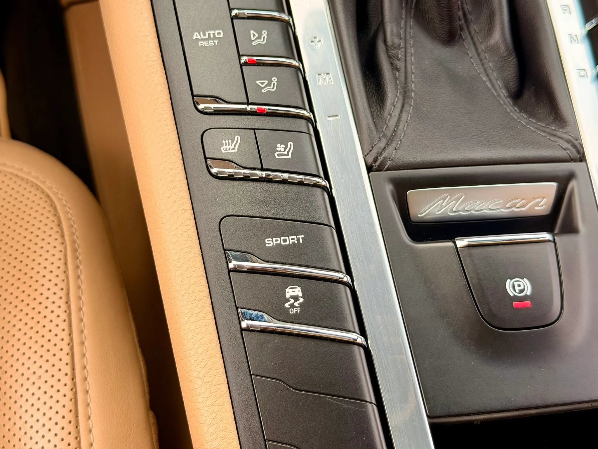 Used 2018 Porsche Macan Sport Edition AWD/4WD image 31
