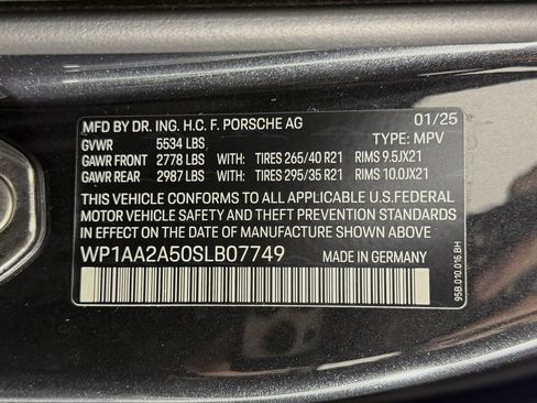 Certified 2025 Porsche Macan image 32