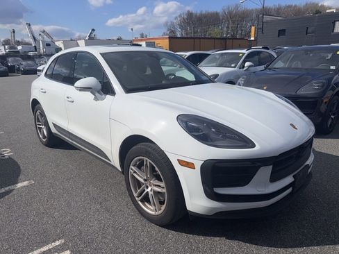 Certified 2023 Porsche Macan image 2