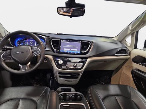 Used 2024 Chrysler Pacifica Touring-L FWD image 9