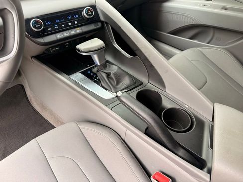 Used 2025 Hyundai Elantra Sport image 13