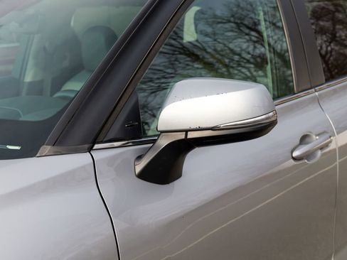 Used 2023 Toyota Highlander XLE image 11