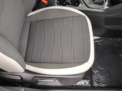 New 2025 Volkswagen Taos SE image 43