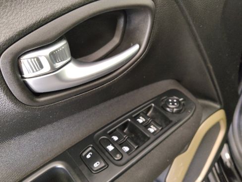 Used 2015 Jeep Renegade Latitude w/ Cold Weather Group AWD/4WD image 27
