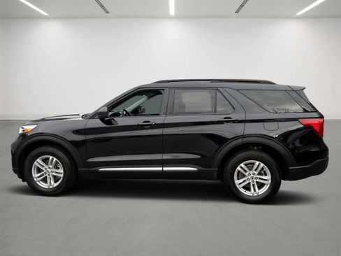 Used 2023 Ford Explorer XLT image 2