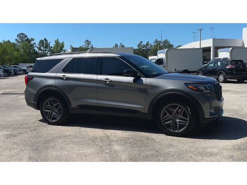 Used 2026 Ford Explorer ST-Line w/ ST-Line Street Pack RWD image 2