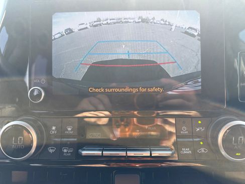 Used 2023 Toyota Highlander XLE AWD/4WD image 19