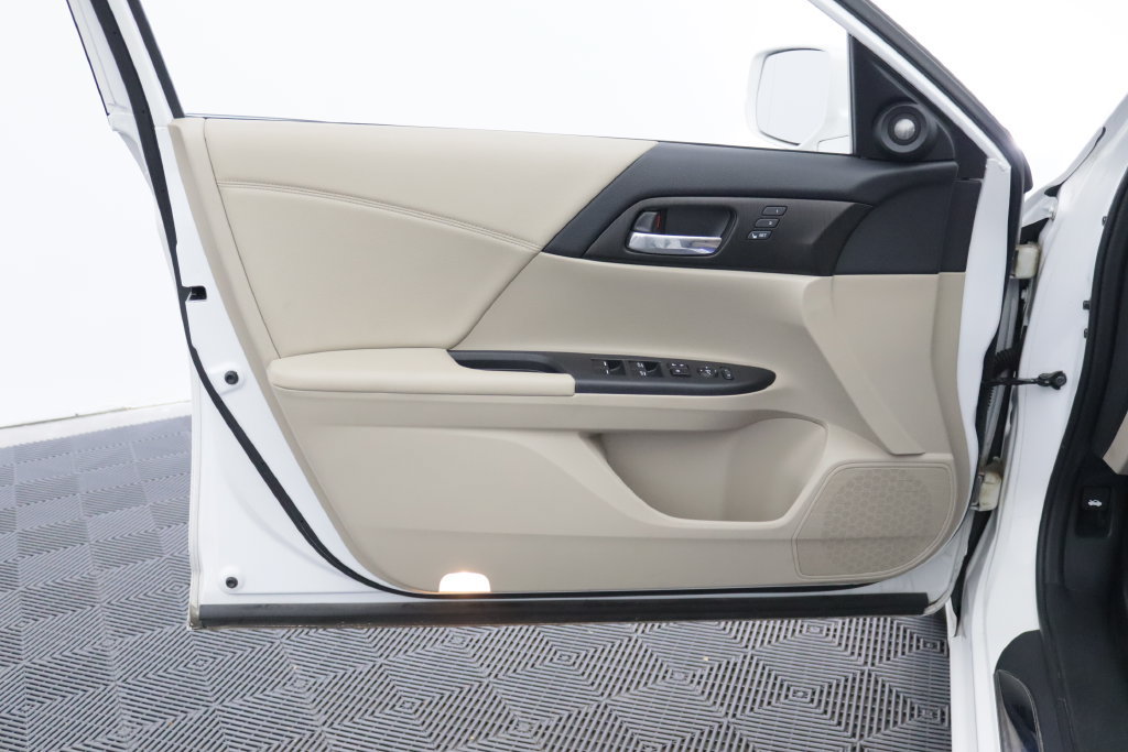 Used 2015 Honda Accord Touring image 11