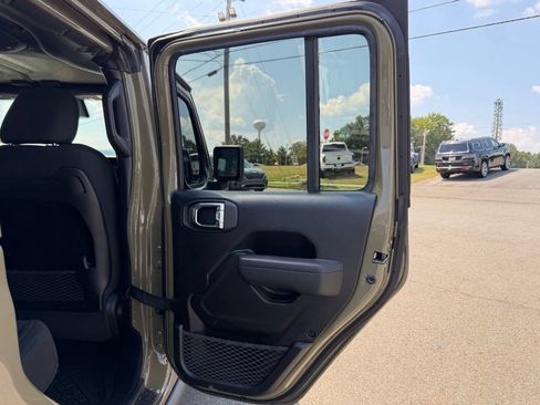 Used 2025 Jeep Gladiator Mojave w/ Convenience Group AWD/4WD image 31