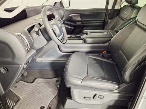 Used 2025 Ford Expedition Platinum w/ Driver's Package image 8