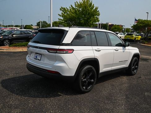 Used 2023 Jeep Grand Cherokee Altitude AWD/4WD image 5