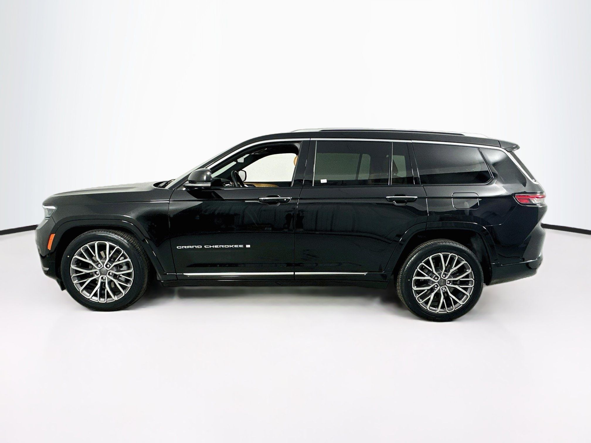 Used 2023 Jeep Grand Cherokee L Summit AWD/4WD image 8