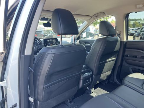 Used 2024 Nissan Pathfinder SL AWD/4WD image 18