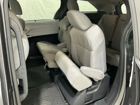 Used 2025 Toyota Sienna LE image 18