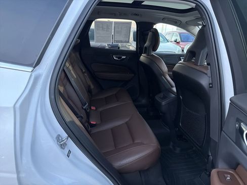 Used 2018 Volvo XC60 T5 Momentum w/ Convenience Package image 17