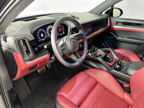 Certified 2025 Porsche Cayenne Turbo image 4
