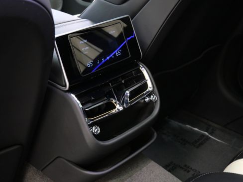 Used 2024 Bentley Flying Spur W12 image 32