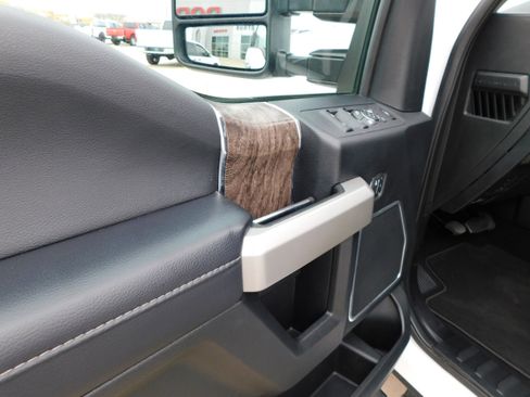 Used 2019 Ford F250 Lariat w/ Chrome Package image 16