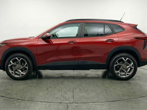 Used 2025 Chevrolet Trax LT w/ LT Convenience Package image 5