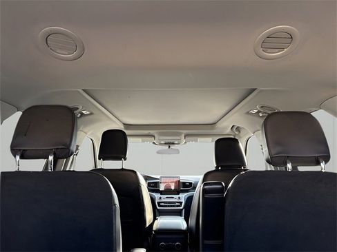 Used 2021 Ford Explorer XLT w/ Equipment Group 202A image 12