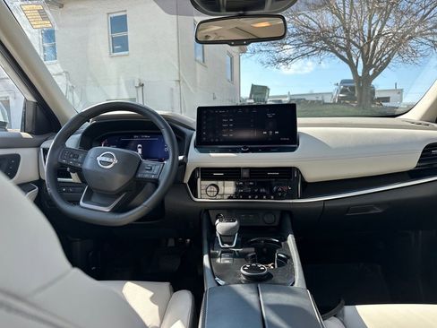 Used 2025 Nissan Rogue SL w/ SL Premium Package image 42