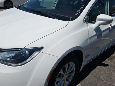 Used 2019 Chrysler Pacifica Touring-L FWD image 14