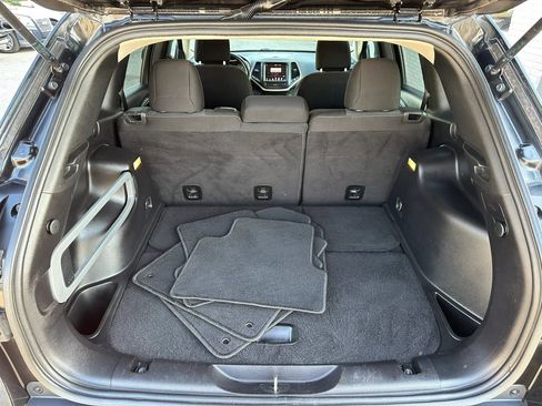 Used 2016 Jeep Cherokee Latitude AWD/4WD image 19