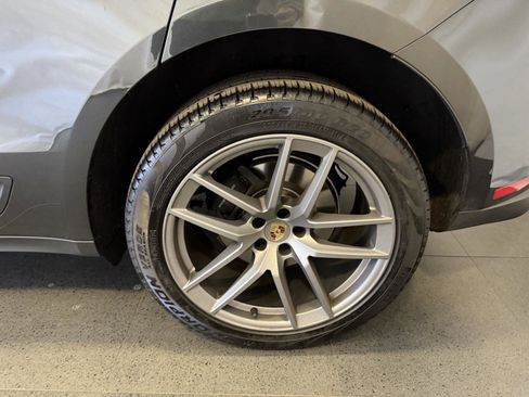 Certified 2025 Porsche Macan image 11