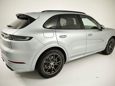 Certified 2025 Porsche Cayenne image 7