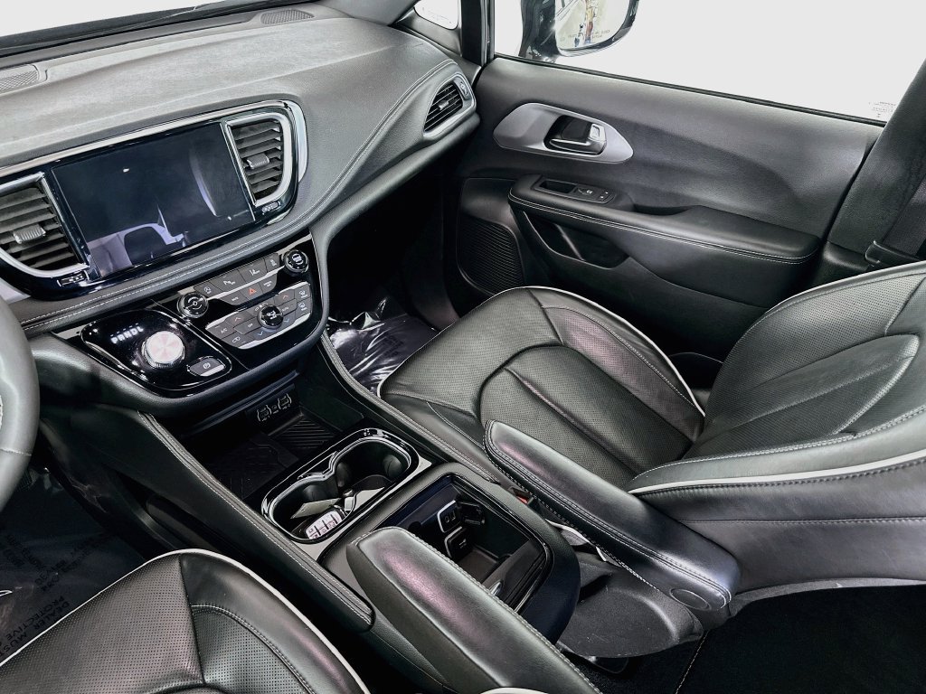 Certified 2025 Chrysler Pacifica Limited FWD image 34