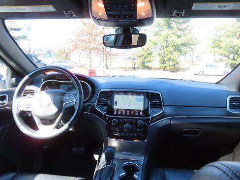 Used 2021 Jeep Grand Cherokee Limited w/ Luxury Group II image 15