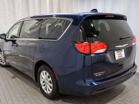 Used 2017 Chrysler Pacifica Touring image 3