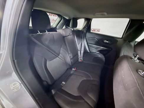 Used 2021 Jeep Cherokee Latitude FWD image 28