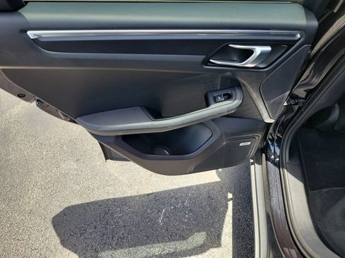 Used 2021 Porsche Macan AWD/4WD image 18