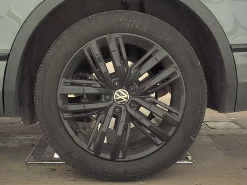 Used 2022 Volkswagen Tiguan SE R-Line image 27