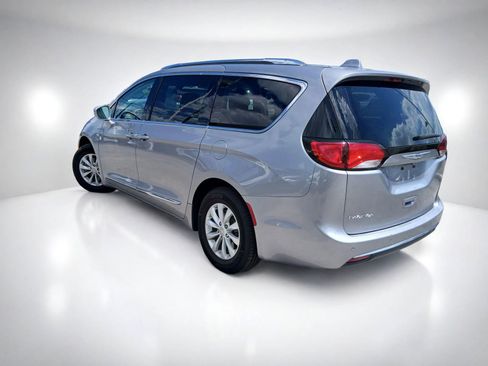 Used 2019 Chrysler Pacifica Touring-L FWD image 5