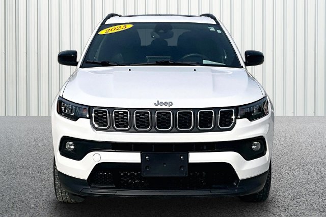 Used 2025 Jeep Compass Latitude w/ Sun & Sound Group AWD/4WD image 3