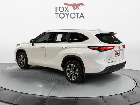 Used 2022 Toyota Highlander XLE AWD/4WD image 4
