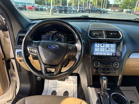 Used 2017 Ford Explorer XLT w/ Equipment Group 202A AWD/4WD image 27