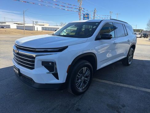 Used 2025 Chevrolet Traverse LT image 7