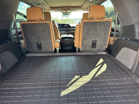 Used 2022 Cadillac Escalade Premium Luxury w/ Performance Package image 9