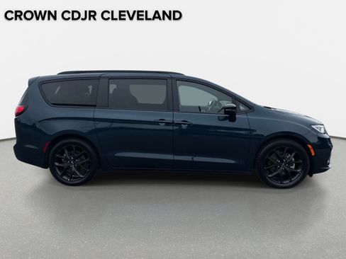 Used 2025 Chrysler Pacifica Limited FWD image 4