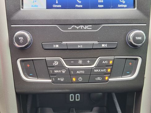Used 2020 Ford Fusion SE FWD image 14