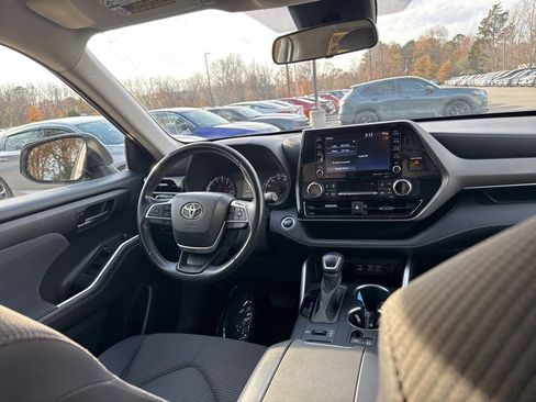 Used 2022 Toyota Highlander LE image 16
