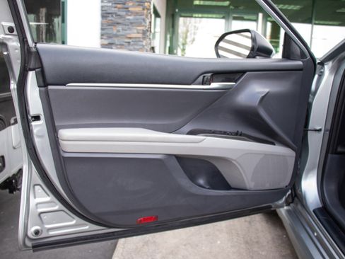 Used 2023 Toyota Camry SE image 9