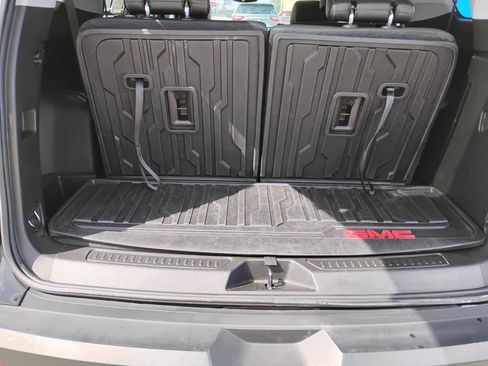 Used 2023 GMC Acadia SLT w/ LPO, Floor Liner Package FWD image 22