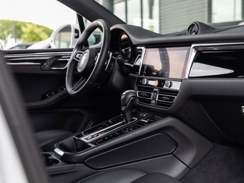 Certified 2025 Porsche Macan AWD/4WD image 47