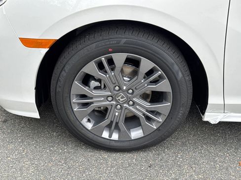 New 2026 Honda Odyssey Touring image 11