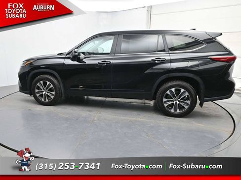 Used 2023 Toyota Highlander XLE AWD/4WD image 16
