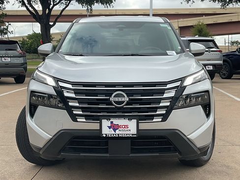 Used 2025 Nissan Rogue SV FWD image 2